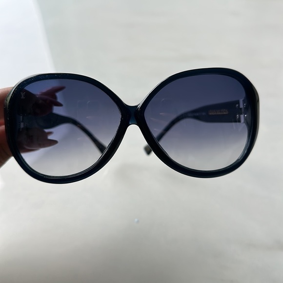 Louis Vuitton Sunglasses - Picture 5 of 6